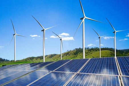 太阳能电池板和风力发电厂清洁能源.照片