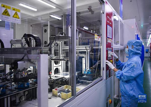 陕西西安的隆基绿能科技股份单晶硅太阳能电池工厂内调试设备